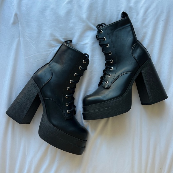 NWOT Madden Girl Black Double Platform Lug Sole Lace-Up Combat Booties Size 7 - Picture 1 of 12